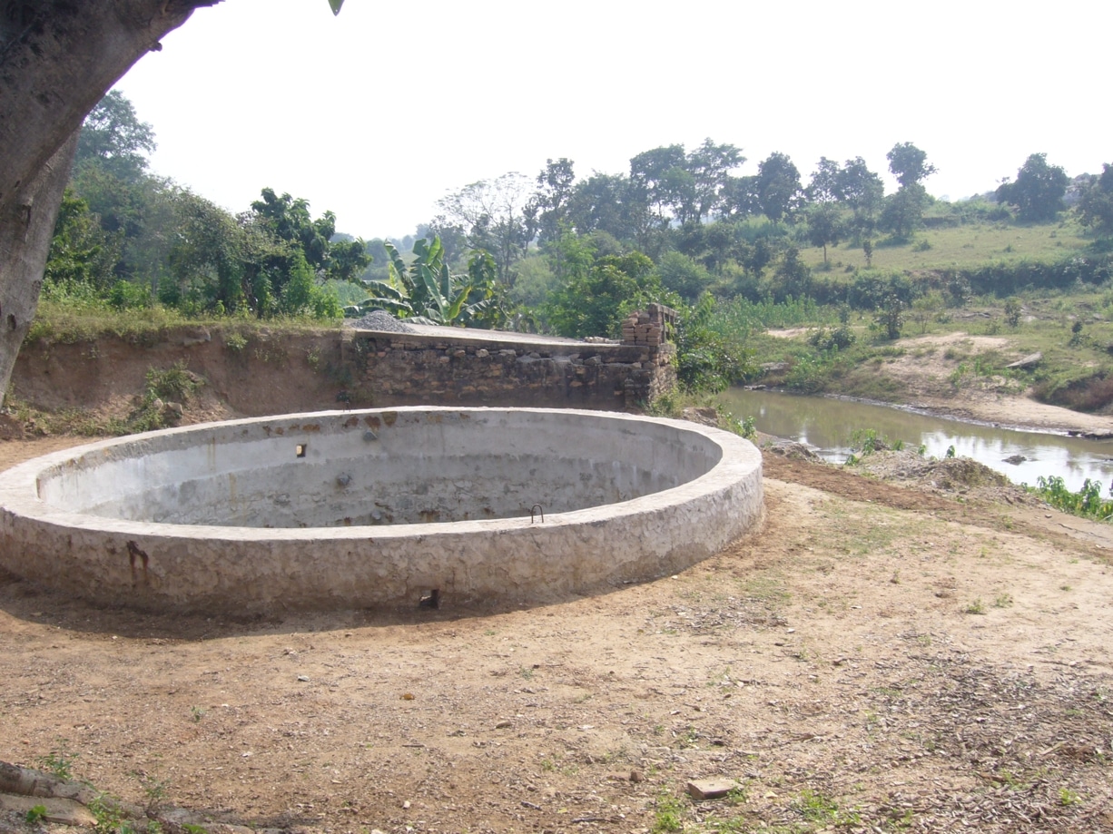 The newly constructed well at the Ánanda Nagar Water Project site