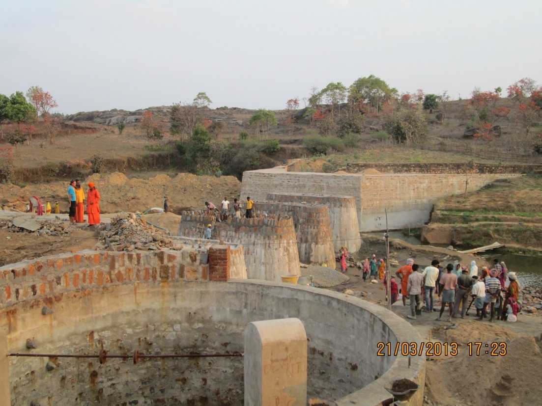 Workers and structural progress at the Ánanda Nagar check dam