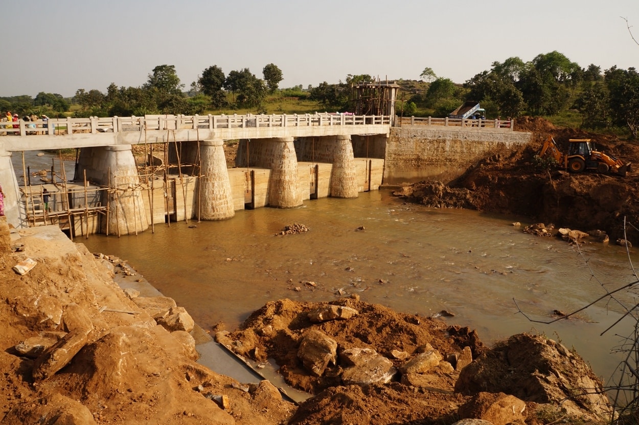 The completed check dam and reservoir at Ánanda Nagar