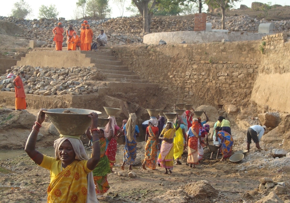 Visitors and supporters at the Ánanda Nagar Check Dam Project