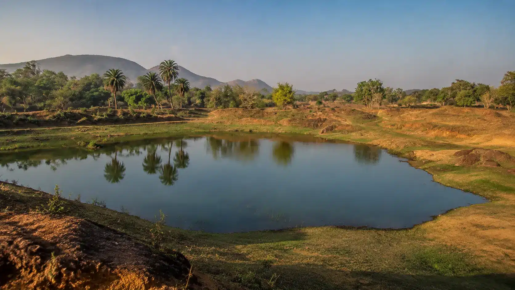 The green landscape and waterways of Ánanda Nagar