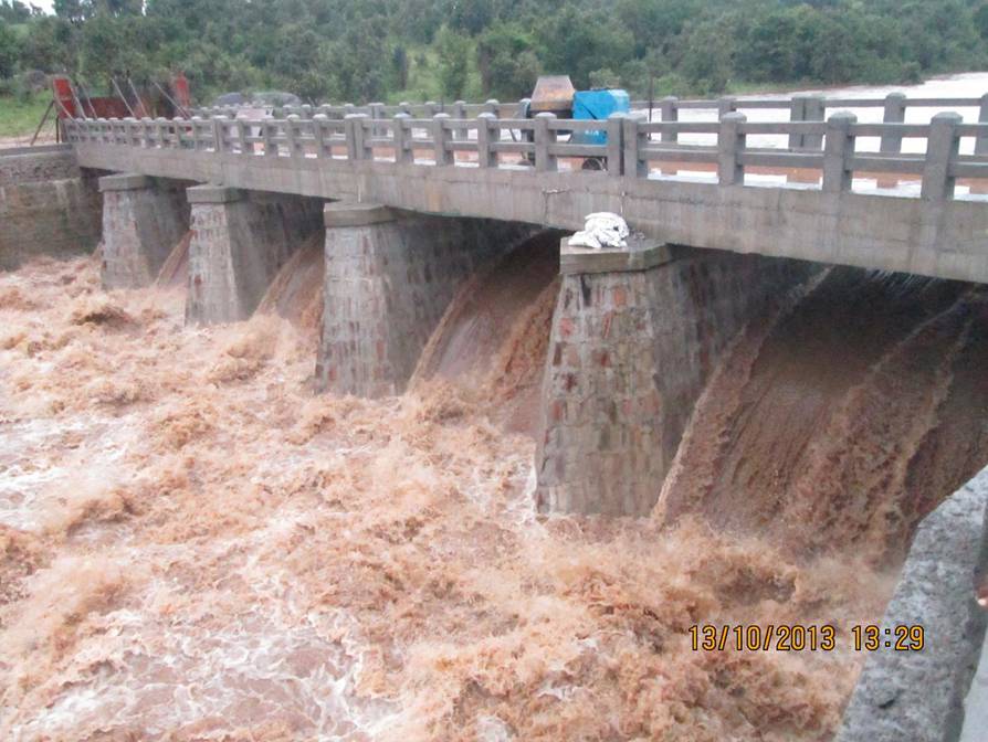 Monsoon water flowing through the completed Ánanda Nagar check dam