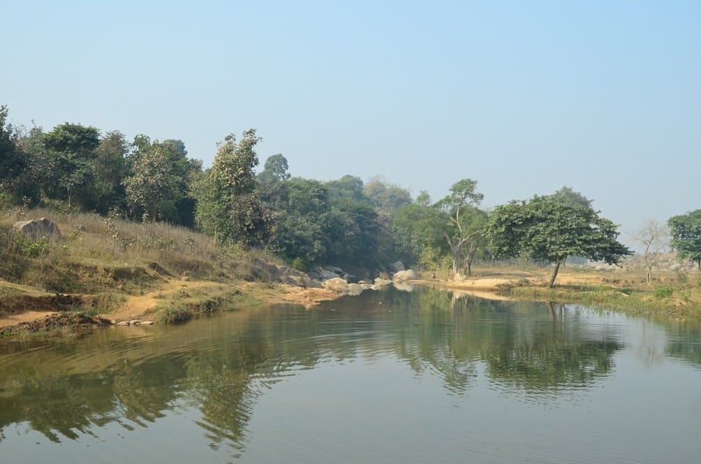 A quiet water body in the countryside A quiet water body surrounded by the countryside of Ánanda Nagar