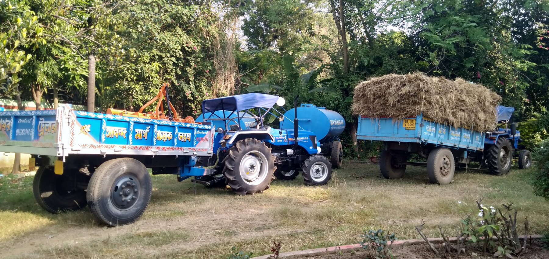A tractor used for agricultural work at the Ánanda Nagar farm