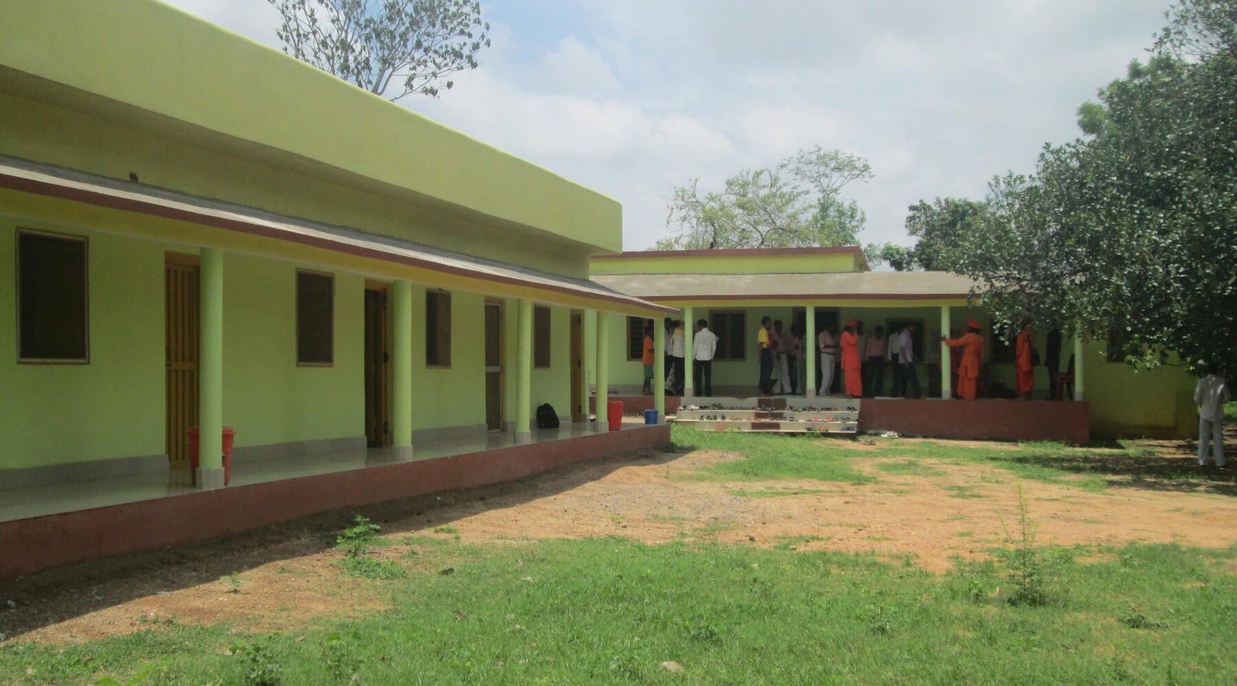 The quiet residential courtyard at the Ánanda Nagar treatment centre