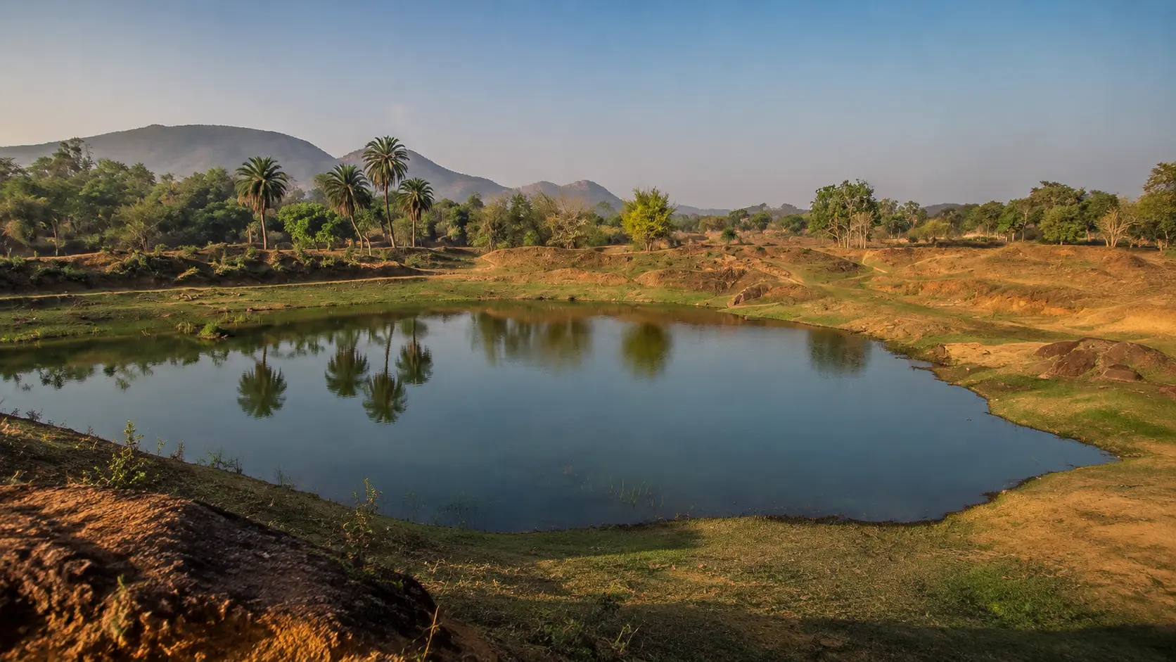 The green landscape and waterways of Ánanda Nagar