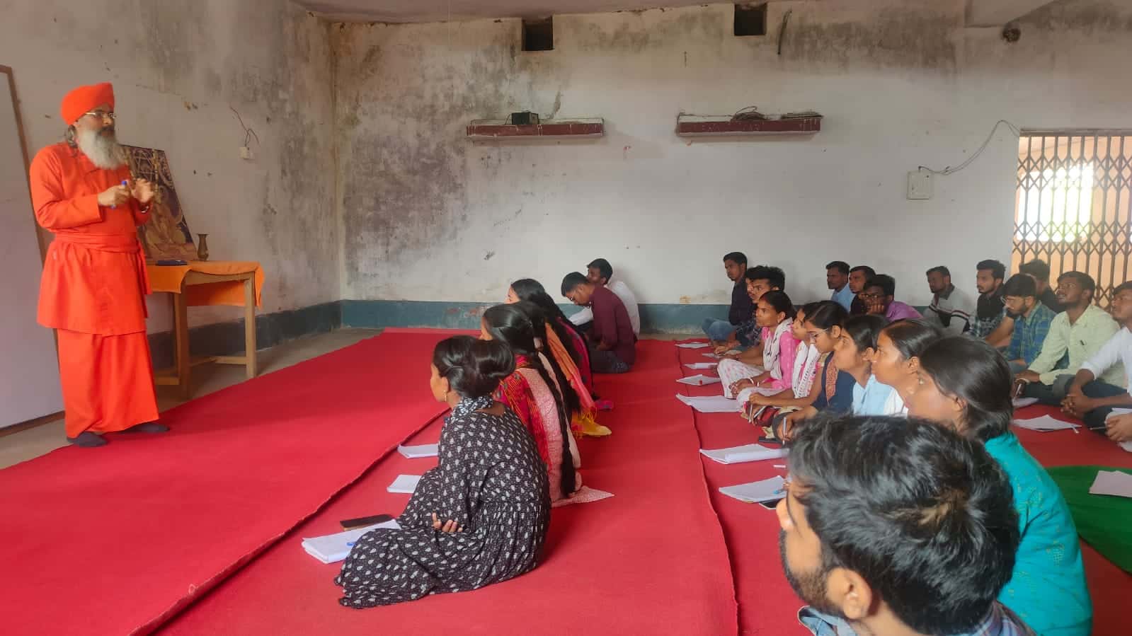 Teacher-training students participating in a reflective group session at Ánanda Nagar